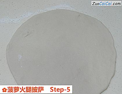 菠萝火腿披萨做法第五步骤