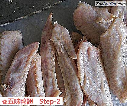 五味鸭翅做法第二步骤