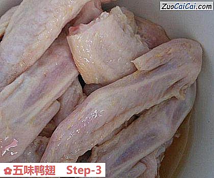 五味鸭翅做法第三步骤