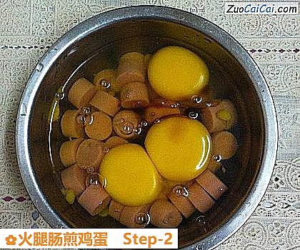 火腿肠煎鸡蛋做法第二步骤
