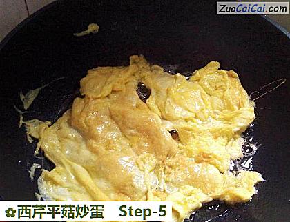西芹平菇炒蛋做法第五步骤