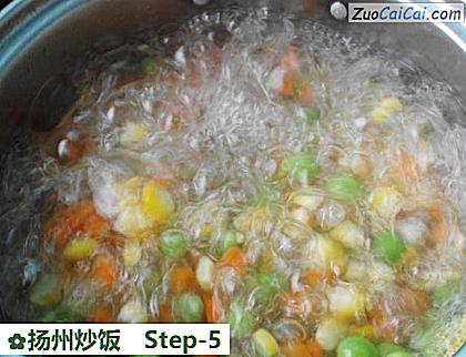 扬州炒饭做法第五步骤