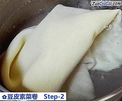 豆皮素菜卷做法第二步骤