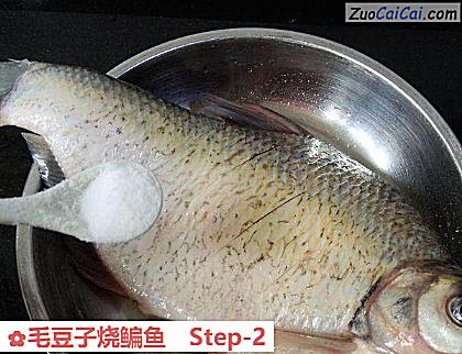 毛豆子烧鳊鱼做法第二步骤