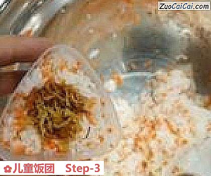 儿童饭团做法第三步骤
