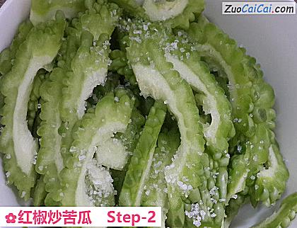 红椒炒苦瓜做法第二步骤
