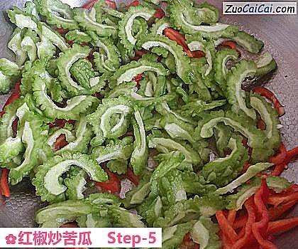 红椒炒苦瓜做法第五步骤