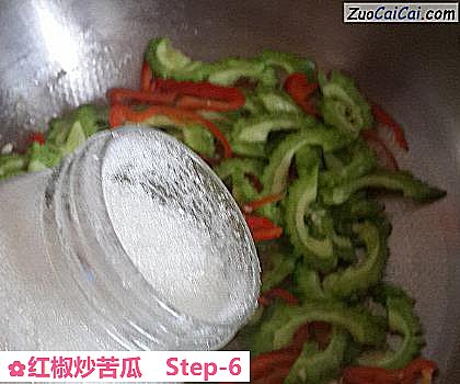 红椒炒苦瓜做法第六步骤