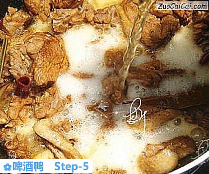 啤酒鸭做法第五步骤