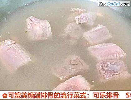 可媲美糖醋排骨的流行菜式：可乐排骨做法第三步骤