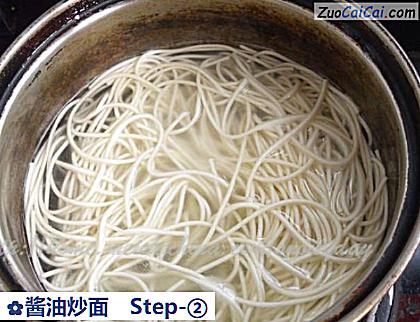 酱油炒面做法第二步骤