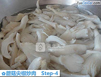 蘑菇尖椒炒肉做法第四步骤