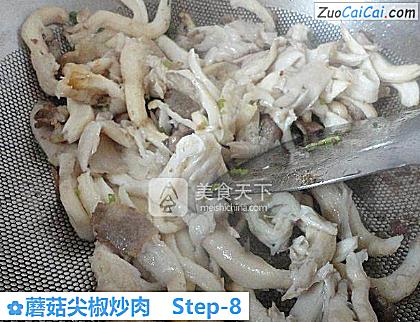 蘑菇尖椒炒肉做法第八步骤