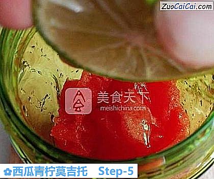 西瓜青柠莫吉托做法第五步骤