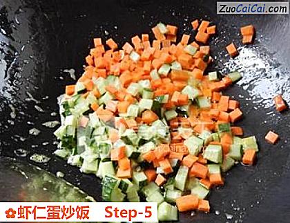 虾仁蛋炒饭做法第五步骤