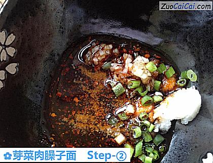 芽菜肉臊子面做法第二步骤