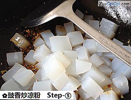 豉香炒凉粉做法第五步骤