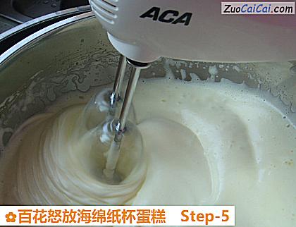 百花怒放海绵纸杯蛋糕做法第五步骤