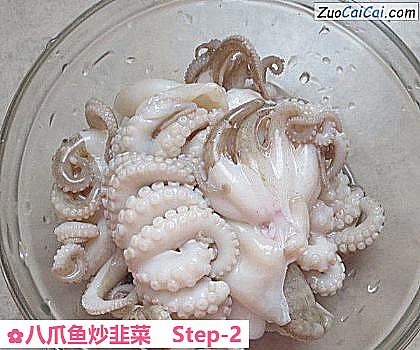 八爪鱼炒韭菜做法第二步骤
