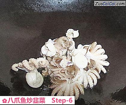 八爪鱼炒韭菜做法第六步骤