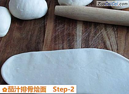 茄汁排骨烩面做法第二步骤