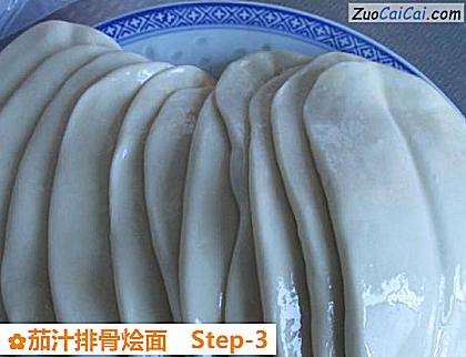 茄汁排骨烩面做法第三步骤