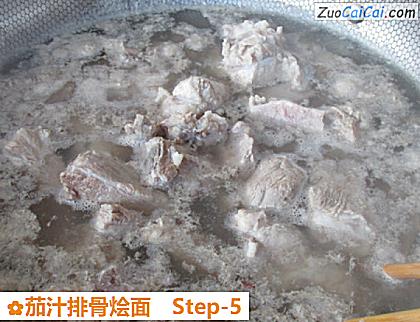 茄汁排骨烩面做法第五步骤