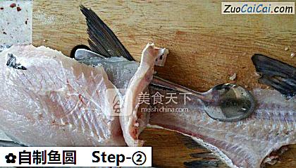 自制鱼圆做法第二步骤