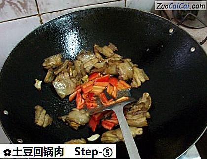 土豆回锅肉做法第五步骤