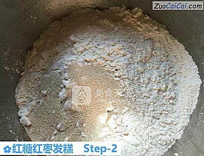 红糖红枣发糕做法第二步骤