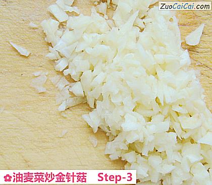 油麦菜炒金针菇做法第三步骤