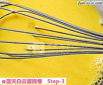 蓝天白云蛋糕卷做法第三步骤