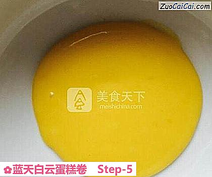 蓝天白云蛋糕卷做法第五步骤