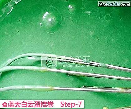 蓝天白云蛋糕卷做法第七步骤