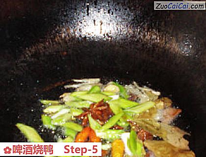 啤酒烧鸭做法第五步骤