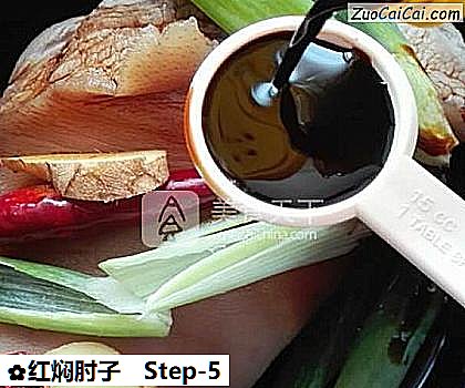 红焖肘子做法第五步骤