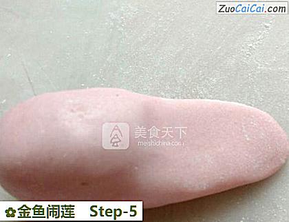 金鱼闹莲做法第五步骤