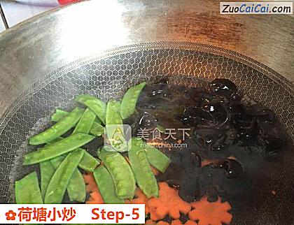 荷塘小炒做法第五步骤