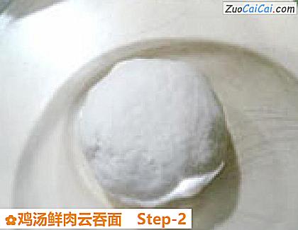 鸡汤鲜肉云吞面做法第二步骤