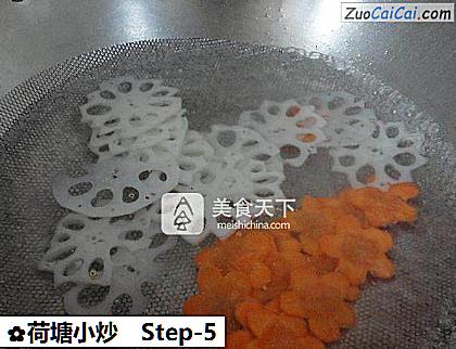 荷塘小炒做法第五步骤