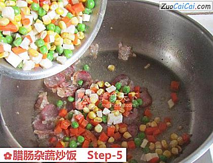 腊肠杂蔬炒饭做法第五步骤