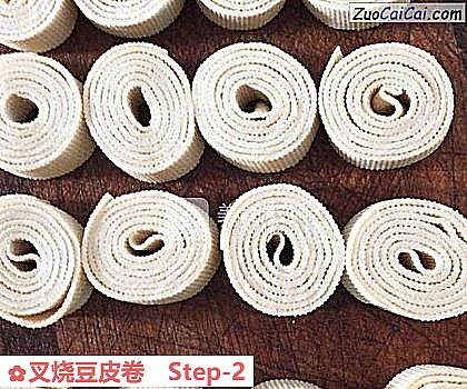 叉烧豆皮卷做法第二步骤