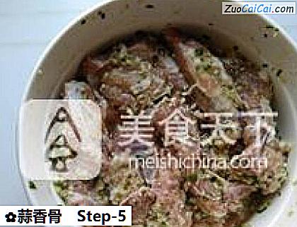 蒜香骨做法第五步骤