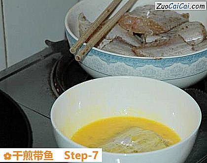 干煎带鱼做法第七步骤
