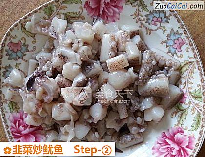 韭菜炒鱿鱼做法第二步骤