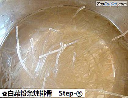 白菜粉条炖排骨做法第五步骤