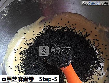 黑芝麻蛋卷做法第五步骤