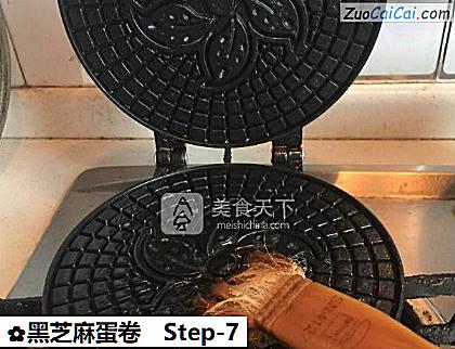 黑芝麻蛋卷做法第七步骤