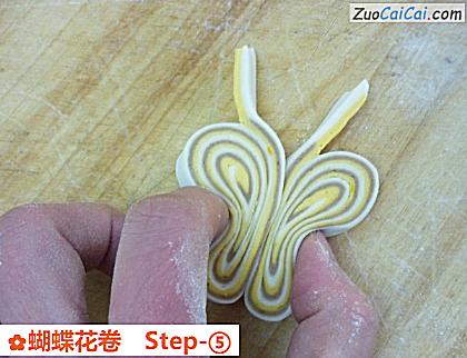蝴蝶花卷做法第五步骤