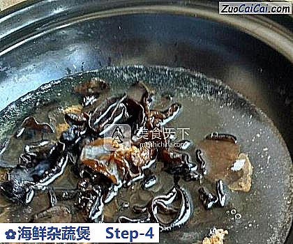 海鲜杂蔬煲做法第四步骤